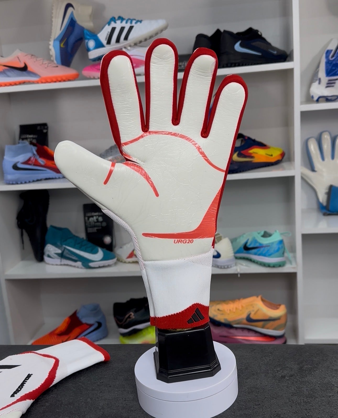 GANT DE GARDIENT ADIDASPREDATOR SUPERGOOD #380h#135 (يمكنك فتح الطرد وقياس الحذاء )