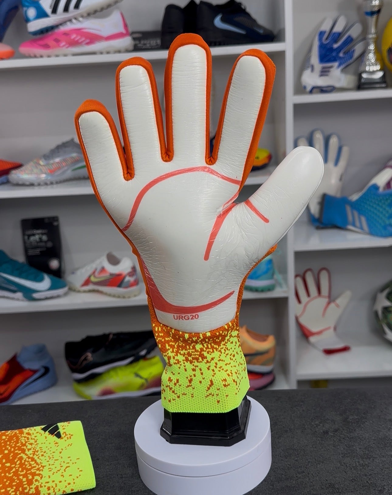 GANT DE GARDIENT ADIDASPREDATOR SUPERGOOD #380h#135 (يمكنك فتح الطرد وقياس الحذاء )