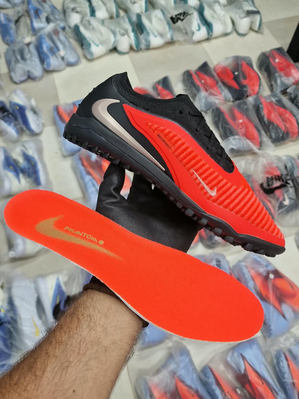 CHAUSSURE DE FOOTBALL TF PHANTOM 6 NOIR ET ORANGE