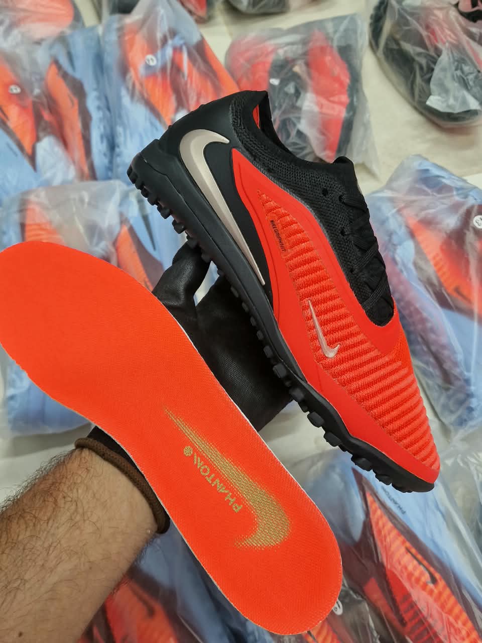 CHAUSSURE DE FOOTBALL TF PHANTOM 6 NOIR ET ORANGE