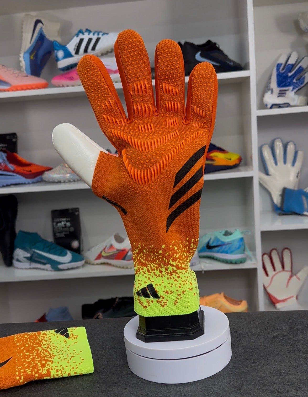 GANT DE GARDIENT ADIDASPREDATOR SUPERGOOD #380h#135 (يمكنك فتح الطرد وقياس الحذاء )